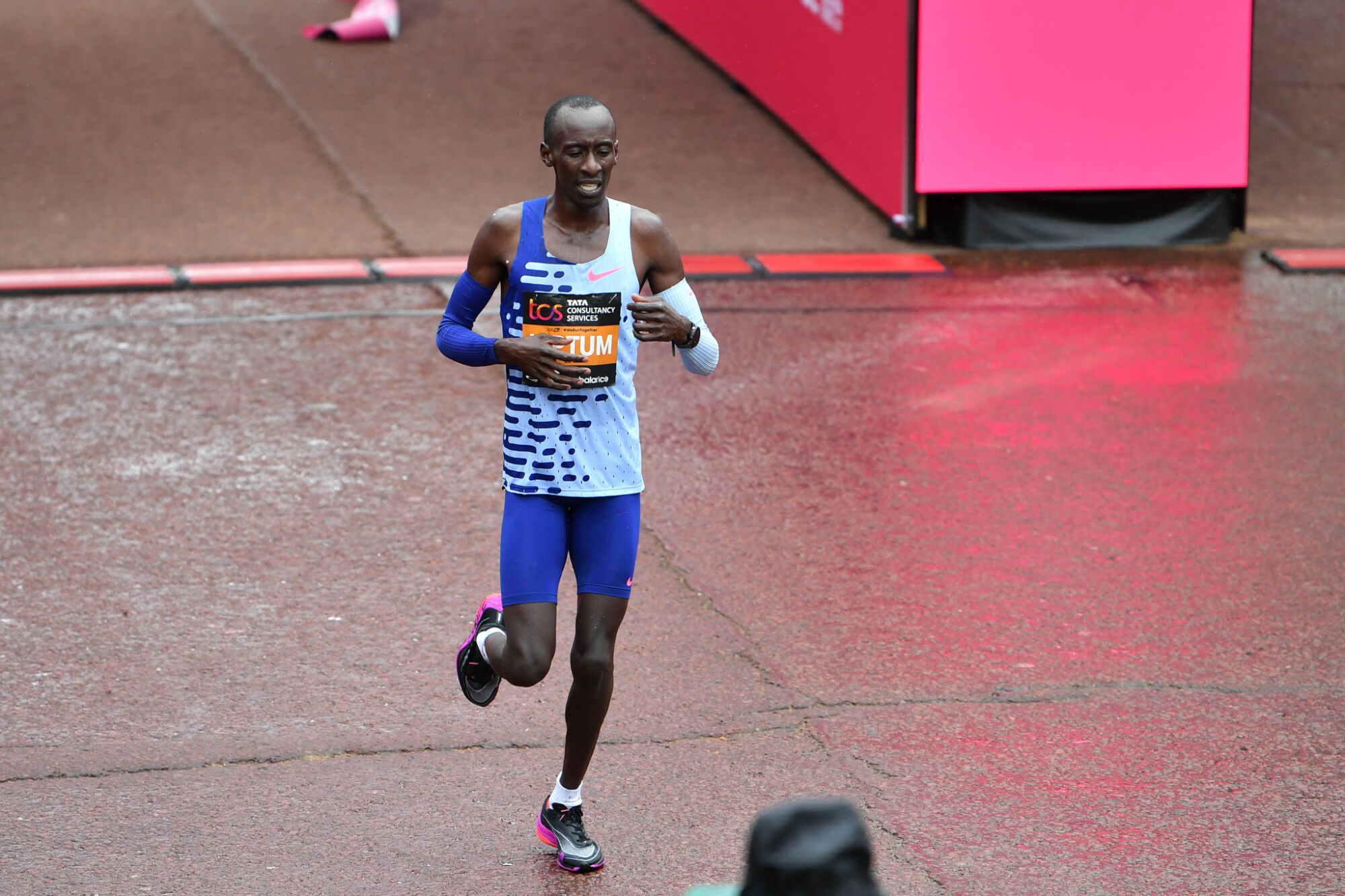 Le Kényan Kelvin Kiptum bat le record du monde du marathon à Chicago