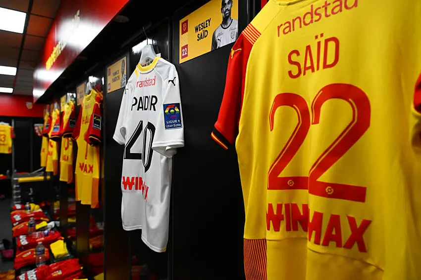 Le Rc Lens Et Newcastle D Voilent Leur Nouveau Maillot Domicile Pour La