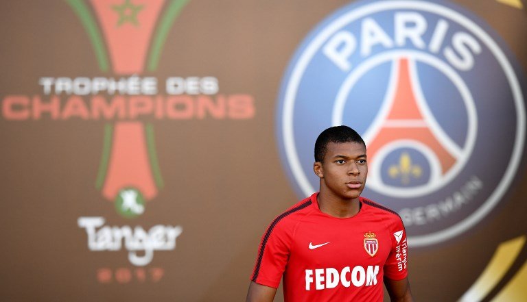 Monaco's French forward Kylian Mbappe arrives for a training session at the Grand Stade in Tangiers on July 28, 2017 on the eve of the French Trophy of Champions (Trophee des Champions) football match between Paris Saint-Germain and Monaco. / AFP PHOTO / FRANCK FIFE