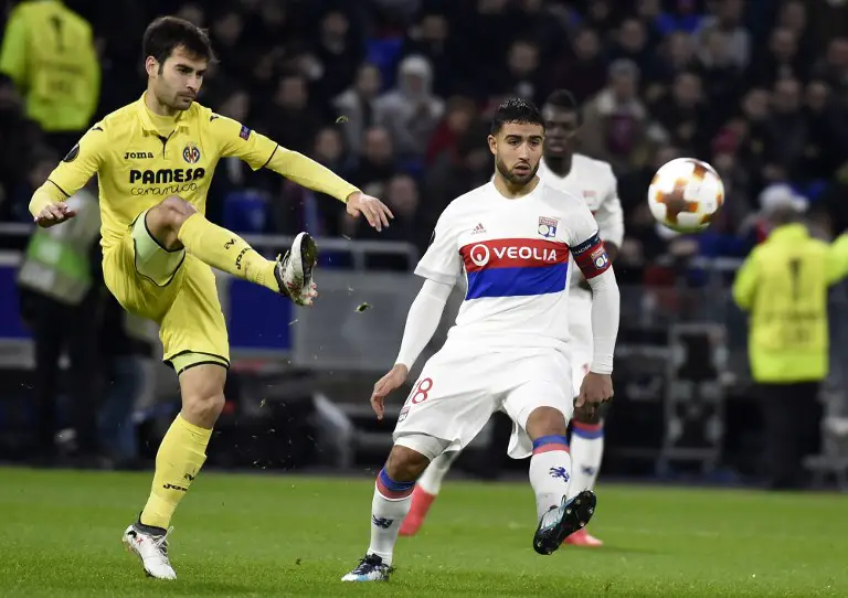 Villarreal's Spanish midfielder Manu Trigueros (L) vies with Lyon's French midfielder Nabil Fekir (R) during the UEFA Europa League football match between Olympique Lyonnais (OL) and Villarreal CF (VCF) on February 15, 2018, at the Groupama Stadium in Decines-Charpieu, central-eastern France.  / AFP PHOTO / JEAN-PHILIPPE KSIAZEK