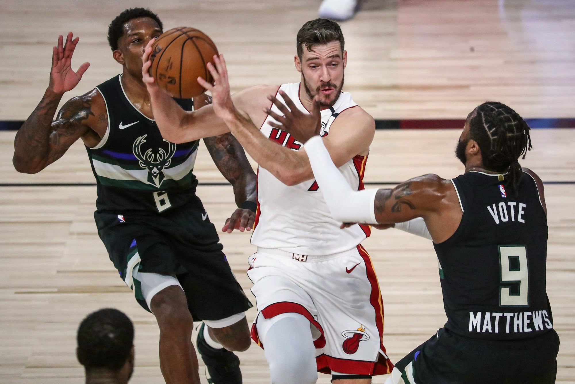 Sep 2, 2020; Lake Buena Vista, Florida, USA; Miami Heat guard Goran Dragic (7) drives between Milwaukee Bucks guard Eric Bledsoe (6) and guard Wesley Matthews (9) during the first half of game two of the second round of the 2020 Stanley Cup Playoffs at The Field House. Mandatory Credit: Kim Klement-USA TODAY Sports/Sipa USA 
Photo by Icon Sport - Goran DRAGIC - Wesley MATTHEWS - Eric BLEDSOE - ESPN World Wide of Sports Complex - Orlando (Etats Unis)