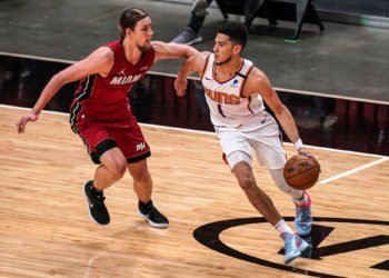 Mar 23, 2021; Miami, Florida, USA; Phoenix Suns guard Devin Booker (1) drives the ball around Miami Heat forward Kelly Olynyk (9) during the first half at American Airlines Arena. Mandatory Credit: Jasen Vinlove-USA TODAY Sports/Sipa USA 

Photo by Icon Sport - Kelly OLYNYK - Devin BOOKER - American Airlines Arena - Miami (Etats Unis)