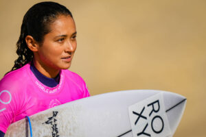 Surf : Vahine Fierro brille à Teahupo’o