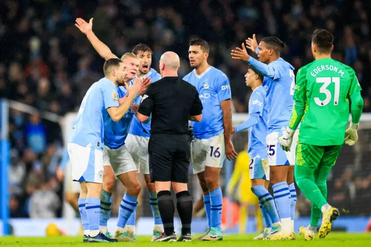 Les joueurs de Manchester City étaient fous de rage après la décision de Simon Hooper en fin de match ce weekend en Premier League. - Photo by Icon sport..