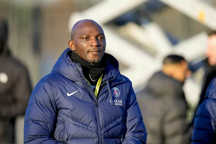 Dortmund, Deutschland, 28.02.2023: Trainer Zoumana Camara (FC Paris Saint-Germain) schaut waehrend des Achtelfinalspiels der UEFA Youth league zwischen BV Borussia Dortmund vs Paris Saint-Germain im Fussballpark Hohenbuschei am 28. February 2023 in Dortmund, Deutschland. (Foto von Alex Gottschalk/DeFodi Images) Dortmund, Germany, 28.02.2023: Trainer Zoumana Camara (FC Paris Saint-Germain) looks on during the UEFA Youth league - Round-of-16 match between BV Borussia Dortmund vs Paris Saint-Germain at Hohenbuschei Football Park on February 28, 2023 in Dortmund, Germany. (Photo by Alex Gottschalk/DeFodi Images) - Photo by Icon sport   - Photo by Icon Sport