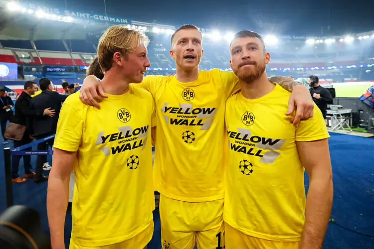 Julian Brandt, Marco Reus et Salih Oezcan (Borussia Dortmund) après la victoire à Paris en LDC (Photo by Marco Steinbrenner/DeFodi Images)  - Photo by Icon Sport