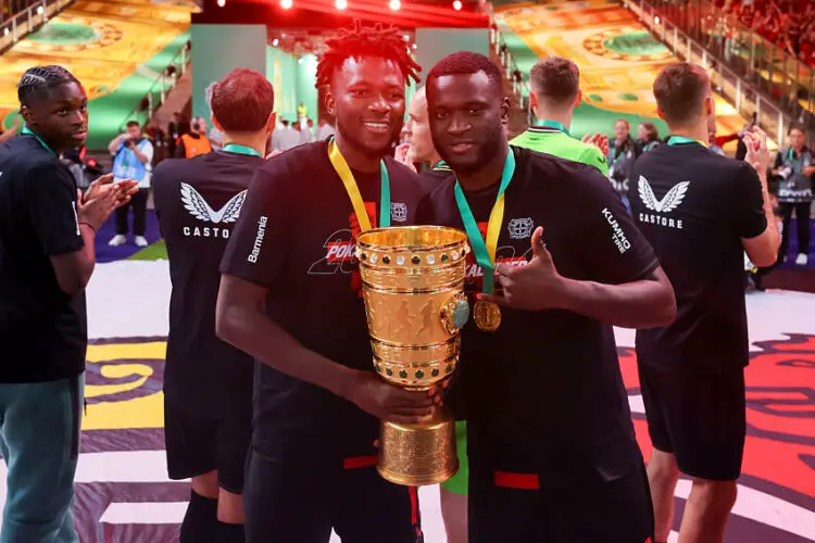 Edmond Tapsoba a remporté le doublé cette saison. Foto von Marco Steinbrenner/DeFodi Images)  Edmond Tapsoba (Bayer 04 Leverkusen) und Victor Boniface (Bayer 04 Leverkusen) show the DFB Cup, DFB-Pokal Finale, 1. FC Kaiserslautern vs Bayer 04 Leverkusen, Olympiastadion, May 25, 2024 in Berlin, Germany. (Photo by Marco Steinbrenner/DeFodi Images) DFB / DFL REGULATIONS PROHIBIT ANY USE OF PHOTOGRAPHS AS IMAGE SEQUENCES AND/OR QUASI-VIDEO.   - Photo by Icon Sport
