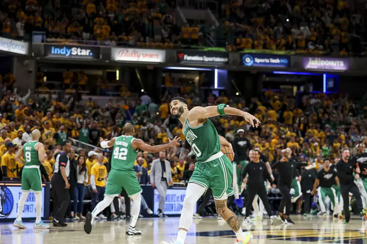 May 27, 2024; Indianapolis, Indiana, USA; The Boston Celtics celebrate their win against the Indiana Pacers game four of the eastern conference finals for the 2024 NBA playoffs at Gainbridge Fieldhouse. Mandatory Credit: Trevor Ruszkowski-USA TODAY Sports/Sipa USA   - Photo by Icon Sport