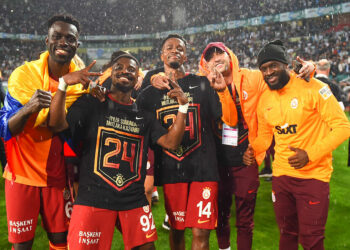 L'équipe de Galatasaray fête son titre: ( Photo by Seskimphoto )   - Photo by Icon Sport
