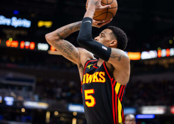 Apr 14, 2024; Indianapolis, Indiana, USA; Atlanta Hawks guard Dejounte Murray (5) shoots the ball  in the second half against the Indiana Pacers at Gainbridge Fieldhouse. Mandatory Credit: Trevor Ruszkowski-USA TODAY Sports/Sipa USA   - Photo by Icon Sport