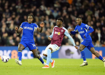 Aston Villa's Tim Iroegbunam (centre) and Chelsea's Trevoh Chalobah (left) battle for the ball during the Premier League match at Villa Park, Birmingham. Picture date: Saturday April 27, 2024.   - Photo by Icon Sport