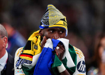 Antonio Rudiger a célébré avec le drapeau du Sierra Leone. Photo by Icon Sport