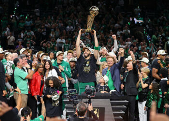 L'attaquant Jayson Tatum (Boston Celtics) soulève le trophée de la NBA - Photo by Icon Sport