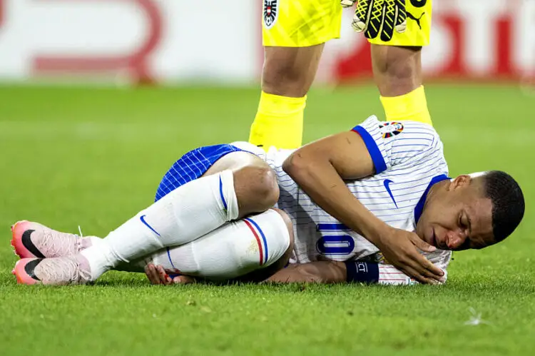 Kylian Mbappé touché au nez lors de France / Autriche - Photo by Icon Sport