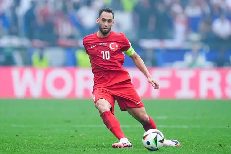 Hakan Calhanoglu (Turkey) in aktion, am Ball, Einzelaktion, UEFA EURO 2024 - Group F, Turkey vs Georgia ,  am 18. June 2024 in , . (Foto von Matteo Ciambelli / DeFodi Images)  Hakan Calhanoglu (Turkey) controls the ball, UEFA EURO 2024 - Group F, Turkey vs Georgia , BVB Stadium Dortmund on June 18, 2024 in Dortmund, Germany. (Photo by Matteo Ciambelli / DeFodi Images)   - Photo by Icon Sport