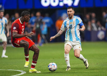 Moïse Bombito au duel avec Lionel Messi lors d'Argentine - Canada  - Photo by Icon Sport