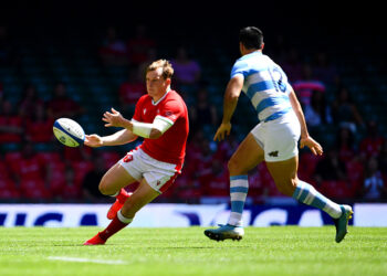Wales' Nick Tompkins (left) gets the ball away from Argentina's Santiago Medrano during the Summer Series match at the Principality Stadium, Cardiff. Picture date: Saturday July 17, 2021.    Photo by Icon Sport   - Photo by Icon Sport