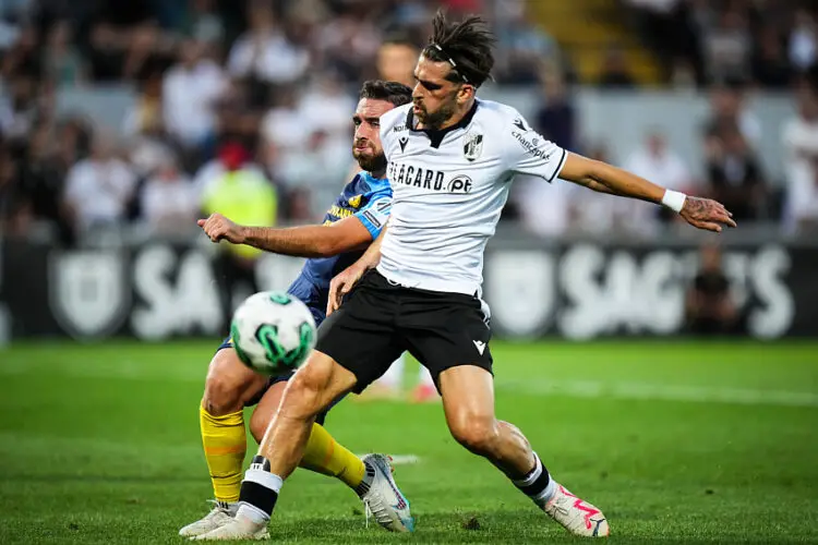 Jota Silva avec le maillot du Vitoria SC (Gonçalo Delgado/Global Imagens) - Photo by Icon sport