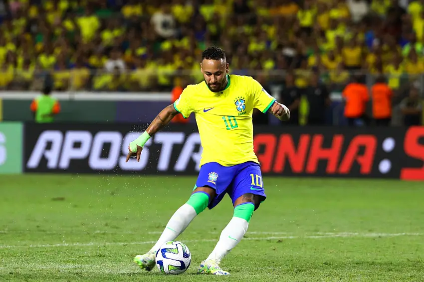 Neymar surprend en achetant des maillots du Brésil à des vendeurs de rue