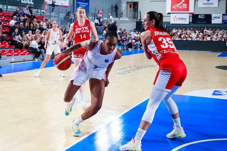 Sandrine GRUDA of Lyon and Milica JOVANOVIC of Miskolc during the EuroLeague Women match between  LDLC ASVEL Feminin and Diosgyori VTK at Gymnase Mado Bonnet on October 4, 2023 in Lyon, France. (Photo by Romain Biard/Icon Sport)   - Photo by Icon Sport