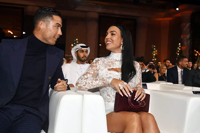 Cristiano Ronaldo et Georgina Rodríguez font monter la température sur les réseaux sociaux avec leur séance de yoga en sous-vêtements