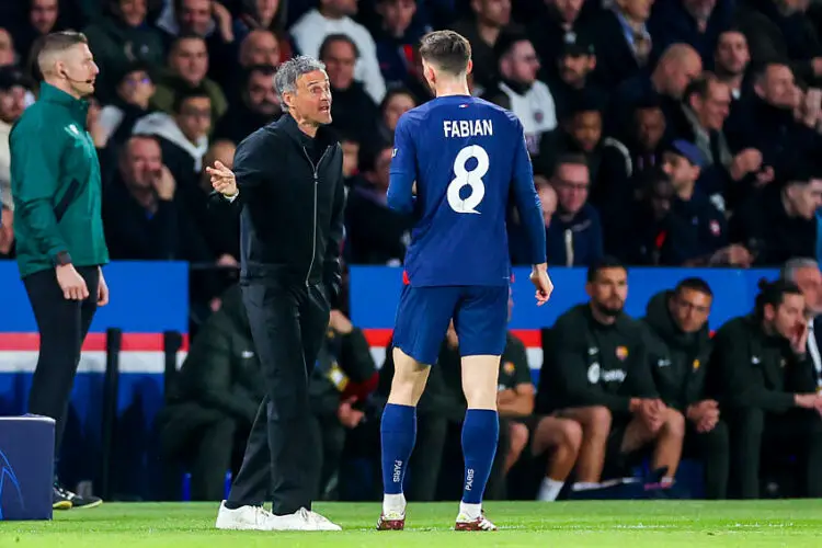 Trainer Luis Enrique (Paris Saint-Germain) und Fabian Ruiz (Paris Saint-Germain) unterhalten sich, Paris Saint-Germain vs FC Barcelona, UEFA Champions League 2023/2024 - Viertelfinale Hinspiel, Parc de Princes am 10. April 2024 in Paris, Frankreich. (Foto von Marco Steinbrenner/DeFodi Images)Trainer Luis Enrique (Paris Saint-Germain) und Fabian Ruiz (Paris Saint-Germain) talk together,  Paris Saint-Germain vs FC Barcelona, UEFA Champions League 2023/2024 - Viertelfinale Hinspiel, at Parc de Princes on April 10, 2024 in Paris, France. (Photo by Marco Steinbrenner/DeFodi Images)     Photo by Icon Sport   - Photo by Icon Sport