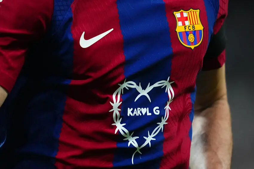 FC Barcelone : Ronaldinho, Iniesta, Puyol… Le Barça met le paquet pour son nouveau maillot