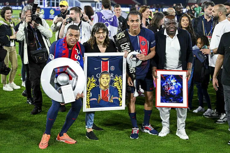 Kylian Mbappe avec sa famille sa mère Fayza Lamari, son frère Ethan et son père Wilfried / Victor Joly - Photo by Icon Sport