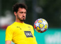 28 May 2024, North Rhine-Westphalia, Cologne: Soccer: Champions League, Borussia Dortmund media day ahead of the Champions League final against Real Madrid. Mats Hummels plays the ball during training. Photo: Marius Becker/dpa   - Photo by Icon Sport