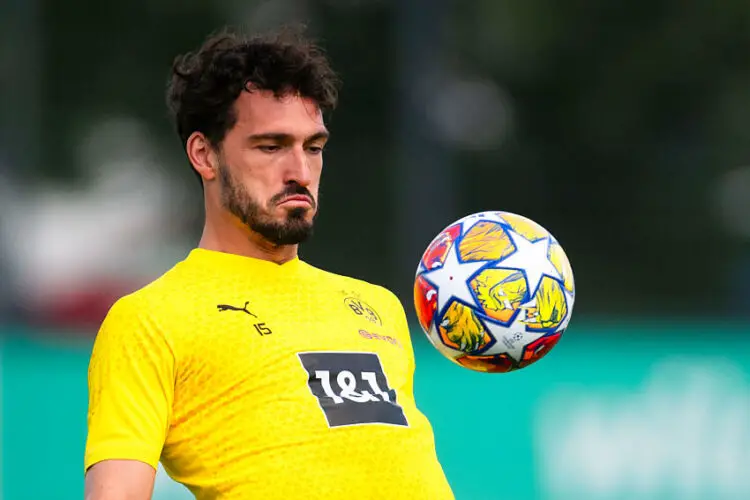 28 May 2024, North Rhine-Westphalia, Cologne: Soccer: Champions League, Borussia Dortmund media day ahead of the Champions League final against Real Madrid. Mats Hummels plays the ball during training. Photo: Marius Becker/dpa   - Photo by Icon Sport