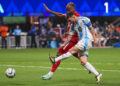 Derek Cornelius au duel avec Lionel Messie avec le Canada face à l'Argentine - Photo by Icon Sport