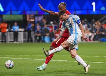 Derek Cornelius au duel avec Lionel Messie avec le Canada face à l'Argentine - Photo by Icon Sport