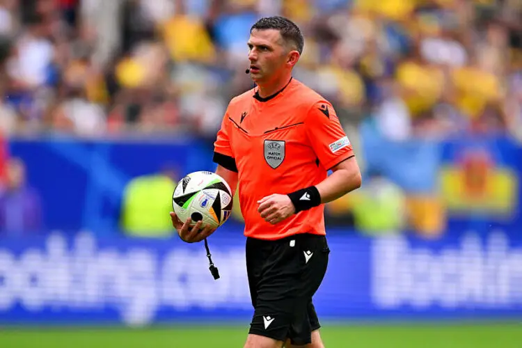 Michael Oliver (Photo by Icon Sport)
