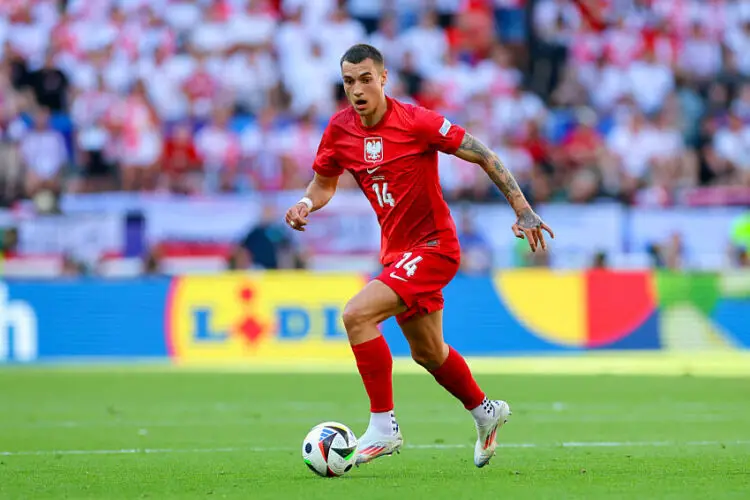 Jakub Kiwior (Poland) kontrolliert den Ball waehrend des Spiels der UEFA EURO 2024 - Gruppe D zwischen Frankreich und Polen, BVB Stadion Dortmund am 25. June 2024 in Dortmund, Deutschland. (Foto von Marco Steinbrenner/DeFodi Images)       Jakub Kiwior (Poland) controls the ball during the UEFA EURO 2024 - Group D match between France and Poland at BVB Stadium Dortmund on June 25, 2024 in Dortmund, Germany. (Photo by Marco Steinbrenner/DeFodi Images)   - Photo by Icon Sport