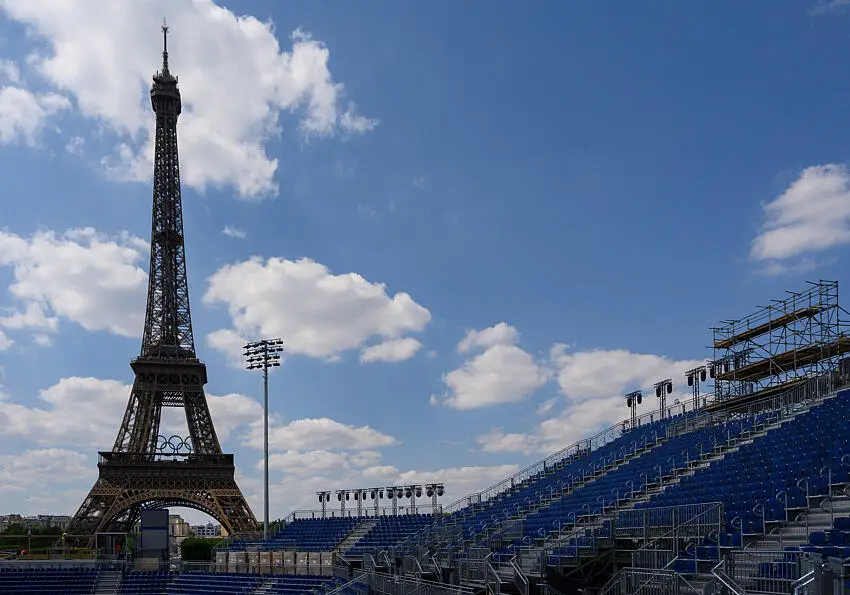 Le PSG inaugure une boutique au premier étage de la Tour Eiffel