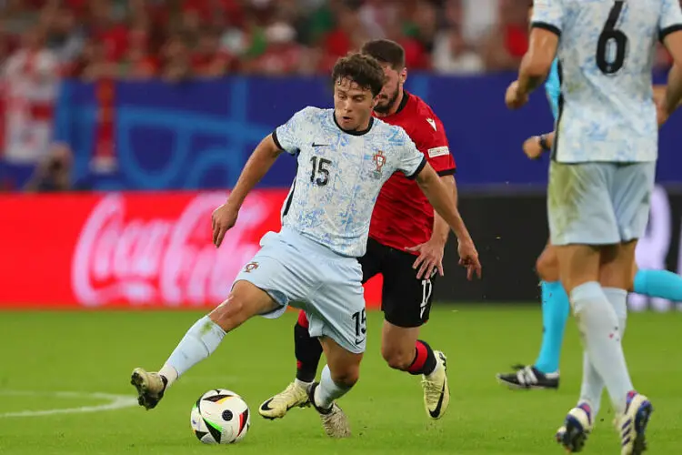 João Neves (Portugal) und Otar Kiteishvili (Georgia) im Zweikampf, UEFA EURO 2024 - Group F, Georgia vs Portugal, Arena AufSchalke am 26. June 2024 in Gelsenkirchen, Deutschland. (Foto von Oliver Kaelke/DeFodi Images)  João Neves (Portugal) und Otar Kiteishvili (Georgia) battle for the ball, UEFA EURO 2024 - Group F, Georgia vs Portugal, Arena AufSchalke on June 26, 2024 in Gelsenkirchen, Germany. (Photo by Oliver Kaelke/DeFodi Images)   - Photo by Icon Sport