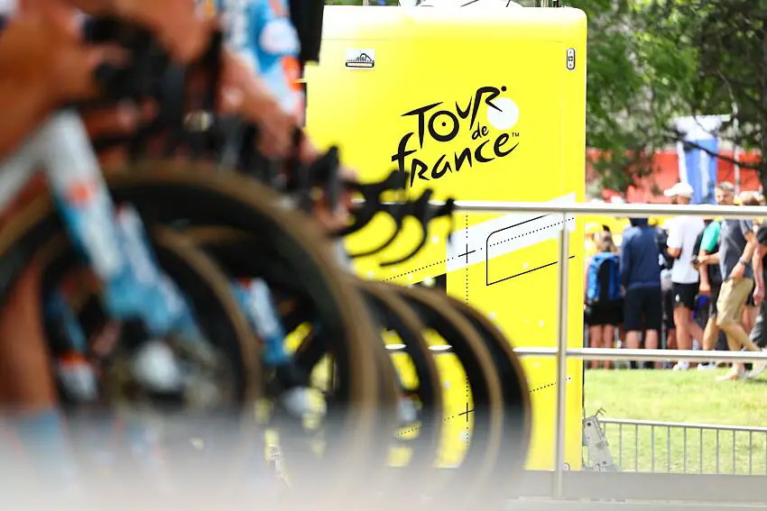 Tour de France – Un spectateur lance des chips en plein visage de Pogacar