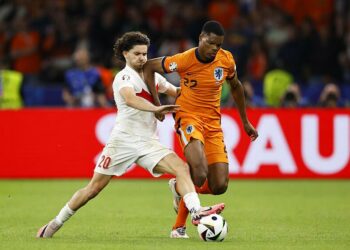 BERLIN - (l-r) Ferdi Kadioglu of Turkey, Denzel Dumfries of Holland during the UEFA EURO 2024 quarter-final match between the Netherlands and Turkey at the Olympiastadion on July 6, 2024 in Berlin, Germany. ANP MAURICE VAN STEEN   - Photo by Icon Sport