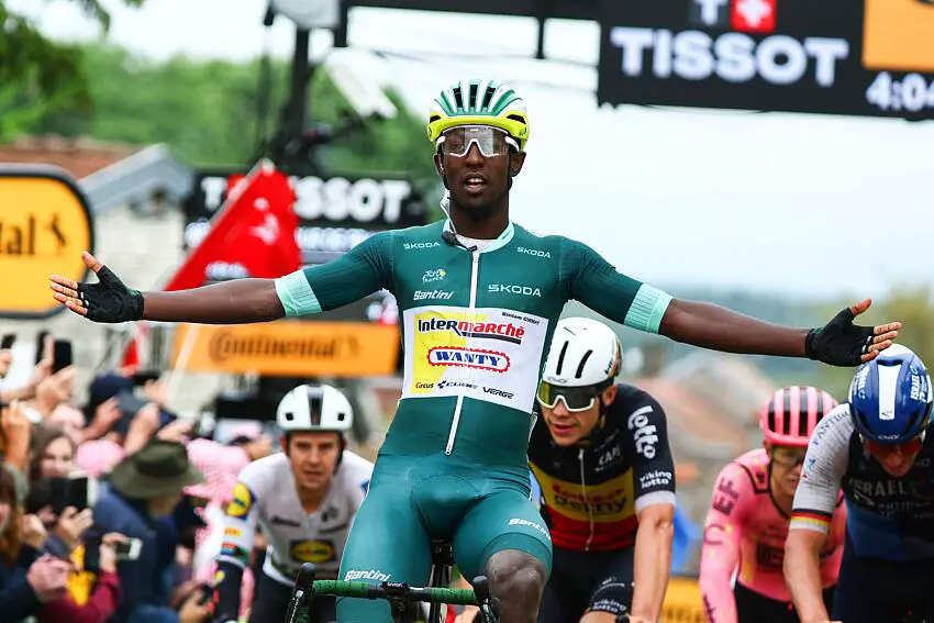 Tour de France : Biniam Girmay s’impose au sprint, Pogacar reste en jaune