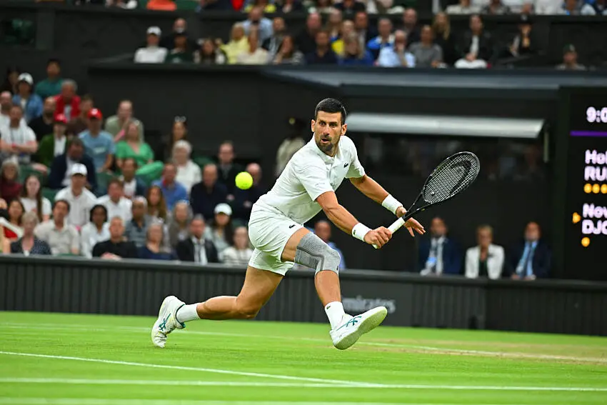 Djokovic crée la polémique à Wimbledon : il quitte le match pour une urgence aux toilettes et explose contre le public