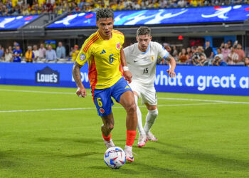 Jul 10, 2024; Charlotte, NC, USA;  Columbia midfielder Richard Rios (6) maintains possession against Uruguay midfielder Federico Valverde (15) during the second half at the Copa Armerica Semifinal match at Bank of America Stadium. Mandatory Credit: Jim Dedmon-USA TODAY Sports/Sipa USA   - Photo by Icon Sport