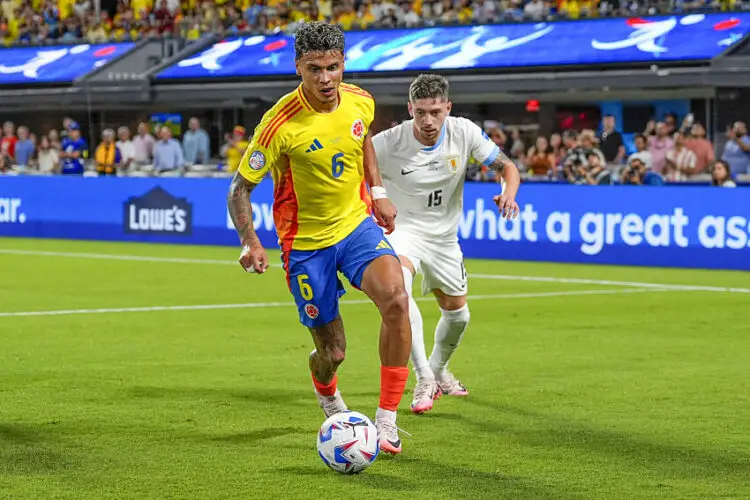 Jul 10, 2024; Charlotte, NC, USA;  Columbia midfielder Richard Rios (6) maintains possession against Uruguay midfielder Federico Valverde (15) during the second half at the Copa Armerica Semifinal match at Bank of America Stadium. Mandatory Credit: Jim Dedmon-USA TODAY Sports/Sipa USA   - Photo by Icon Sport