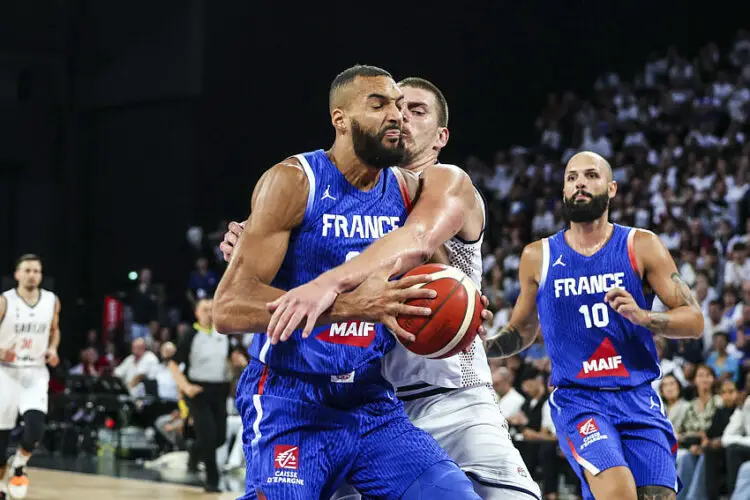 Rudy Gobert au duel avec Nikola Jokic lors de France / Serbie - Photo by Icon Sport