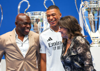 Mbappé avec ses parents lors de sa présentation au Bernabeu avec le Real Madrid - Photo by Icon Sport