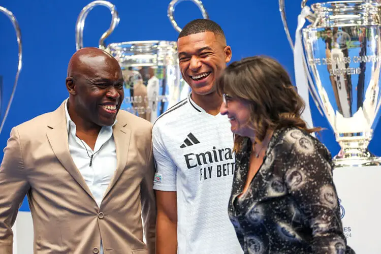 Mbappé avec ses parents lors de sa présentation au Bernabeu avec le Real Madrid - Photo by Icon Sport