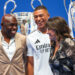 Mbappé avec ses parents lors de sa présentation au Bernabeu avec le Real Madrid - Photo by Icon Sport