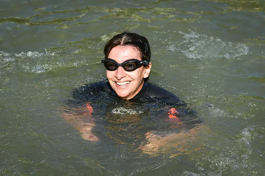 JO Paris 2024 : Anne Hidalgo a plongé dans la Seine ! (vidéo)