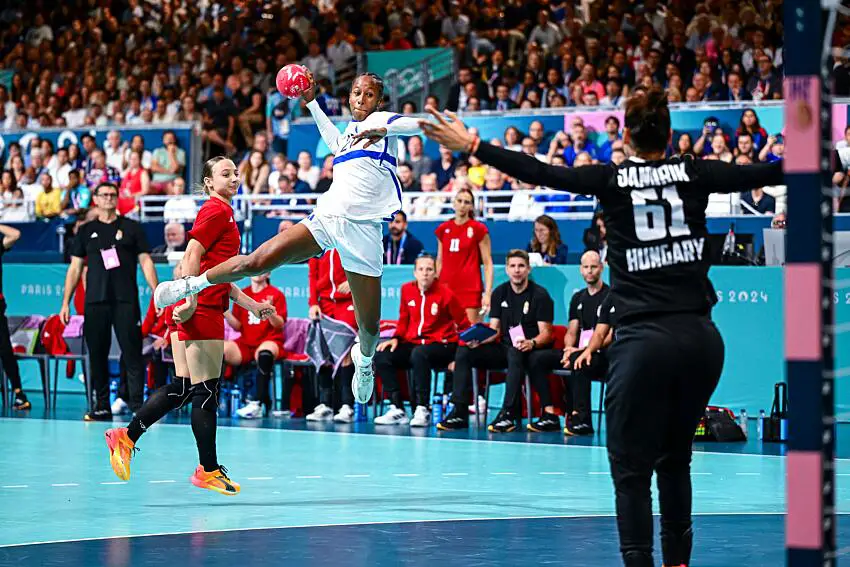 JO 2024 – Handball (F) : la France évite le piège hongrois et débute par une victoire !