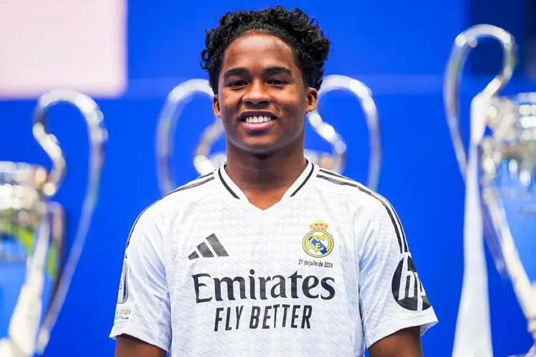 Endrick Felipe Moreira de Sousa poses for photos with Real Madrid jersey during his presentation at Estadio Santiago Bernabeu on July 27, 2024 in Madrid, Spain.   Photo by Icon Sport   - Photo by Icon Sport