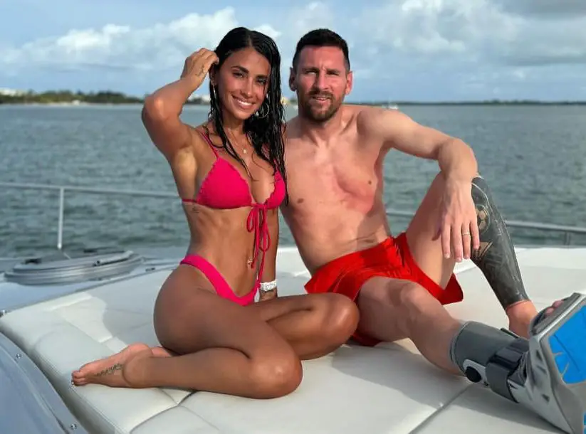 L’image du jour : Messi en botte orthopédique à bord d’un yacht de luxe !